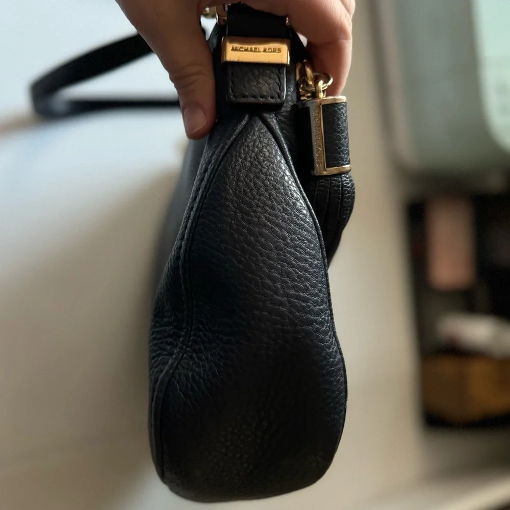 MICHAEL KORS women’s navy blue pebble leather bedford tassel shoulder bag - Picture 4 of 13